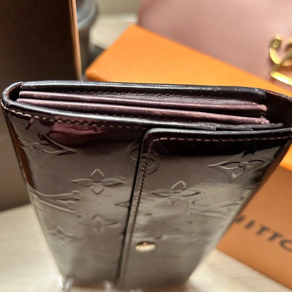 LOUIS VUITTON ‘Amarante Monogram Vernis Sarah’ Wallet. Beautiful patent leather! - Picture 5 of 9